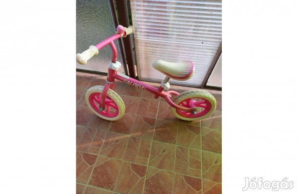 Futóbicikli új sisakkal