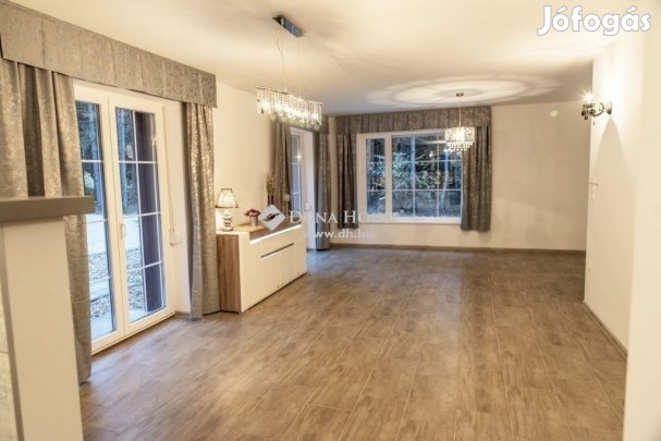 GYÖNYÖRŰ ERDŐS KÖRNYEZETBEN ÚJSZERŰ CSALÁDIHÁZ