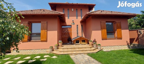 GYŐR KERTVÁROSI RÉSZÉN, FORGALOM MENTES UTCÁBAN ELADÓ EGY ÚJSZERŰ,