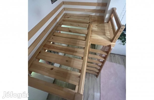 Galéria ágy fenyőből, alatta kuckóhoz függönnyel