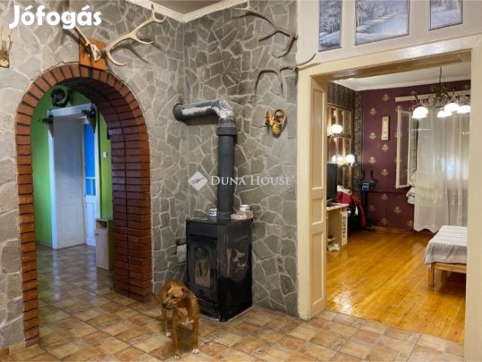 Galgahévízen rendezett utcában családi ház