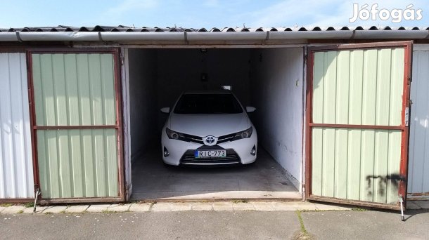 Garázs Hódmezővásárhelyen a kertvárosi Pető Ferenc utcai garázssoron
