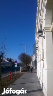 Garázs kiadó a Párizsi udvarban