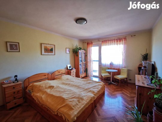 Garázzsal az árban nappali + 2 hálós 1.emeleti téglalakás