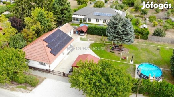 Gárdony-Dinnyésen felújított napelemes családiház eladó