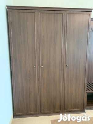 Gardrób szekrény