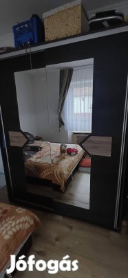 Gardrób szekrény .