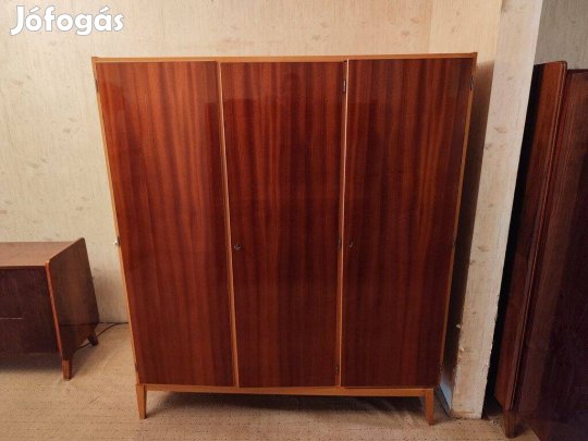 Gardrób szekrény (akasztós-polcos) külön lábkerettel (retro, 1973-as)