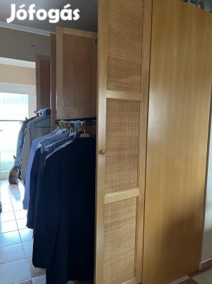 Gardrób szekrény rattan ajtóval