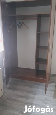 Gardrób szekrény szilva szinben.