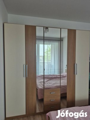 Gardróbszekrény 226x225x63 cm (tükrös, 3 ajtós, fiókos)