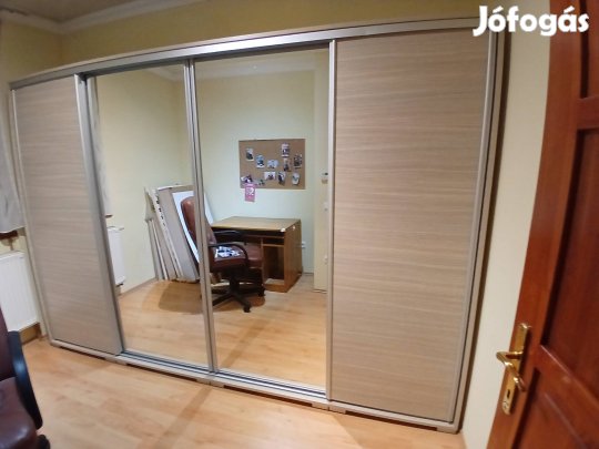 Gardróbszekrény tolóajtós, tükörrel