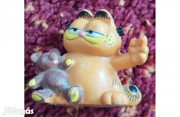 Garfield figura mackóval
