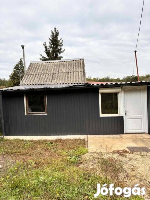 Gáspár György kertben nappali + 2 szobás ház eladó!