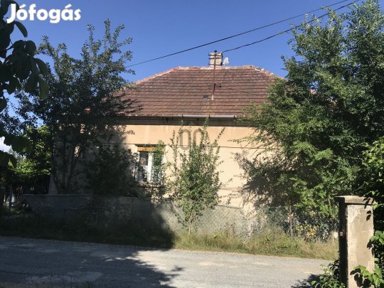 Gasztonyi eladó tégla családi ház