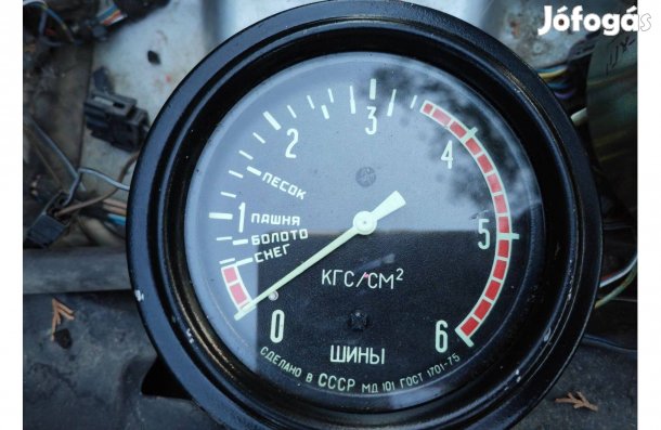 Gaz 66, kraz gumi nyomásmérő óra