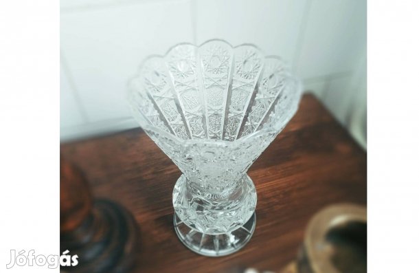 Gazdagon díszített elegáns kristályváza (magasság 16cm,átmérő 10,2cm)