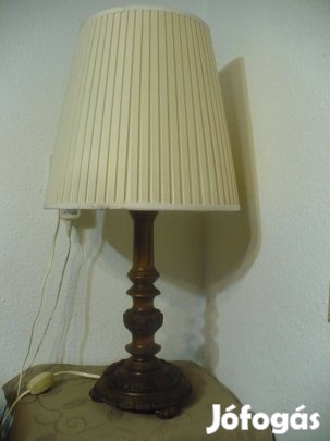 Gazdagon faragott asztali lámpa