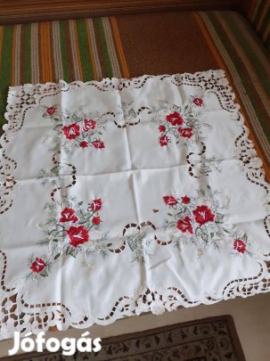 Gazdagon hímzett azsúrozott terítő 85x80cm