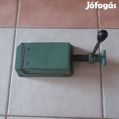 Gépsatu esztergához, marógéphez, darabolóhoz