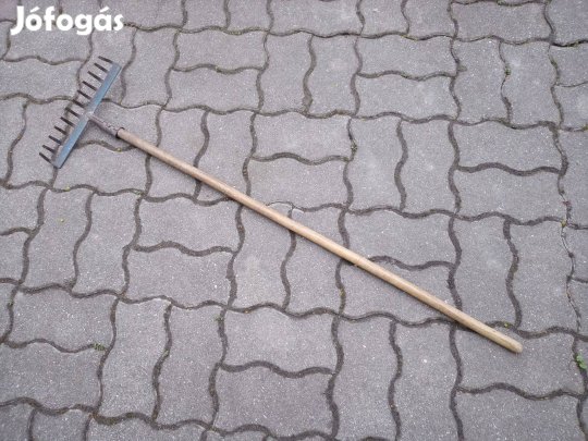 Gereblye 12 fogú fa nyéllel együtt