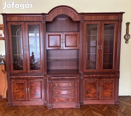 Gesztenyefa színű vitrin eladó!