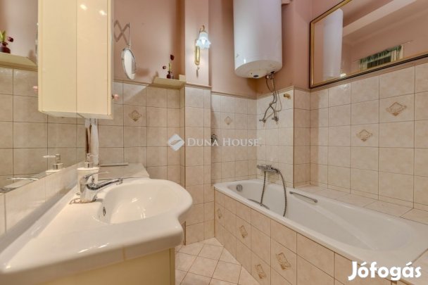 Gizella úton 2+1 szoba hallos két erkélyes lakás