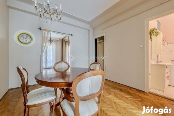 Gizella úton 2+1 szoba hallos két erkélyes lakás