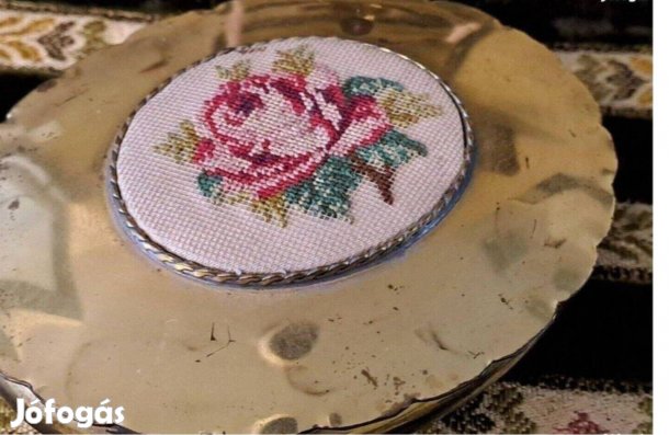 Gobelin díszítésű ékszertartó