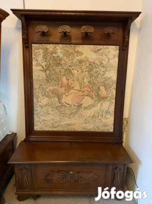 Gobelines előszobafal ládával 
