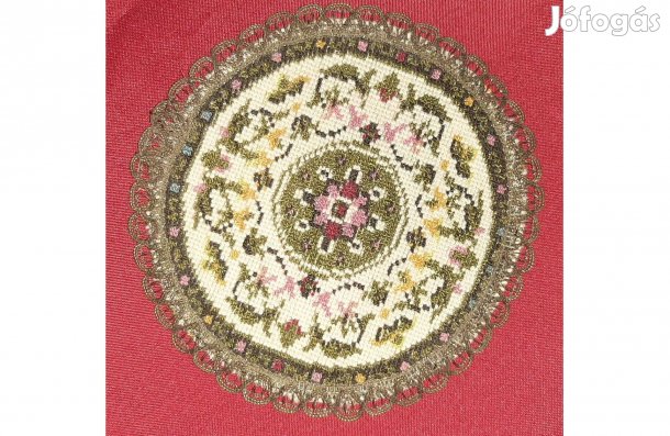 Goblein hímzéses kis méretű, kör alakú terítő