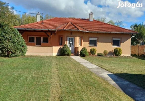 Göd, Göd Nevelek, 106 m2-es, családi ház, 4+1 szobás, felújított /