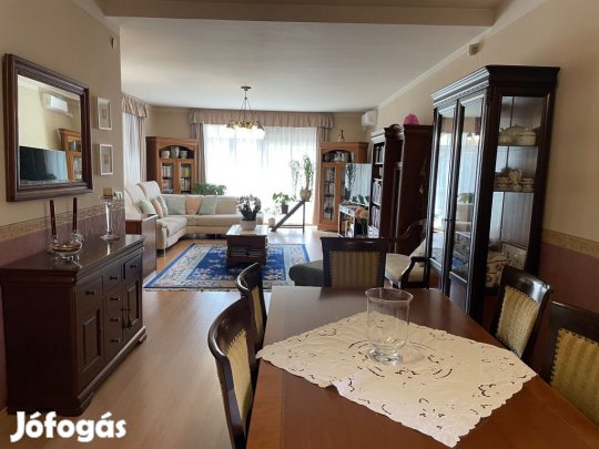 Gödöllő, Röges utca, 325 m2-es, családi ház, 5 szobás, felújított /