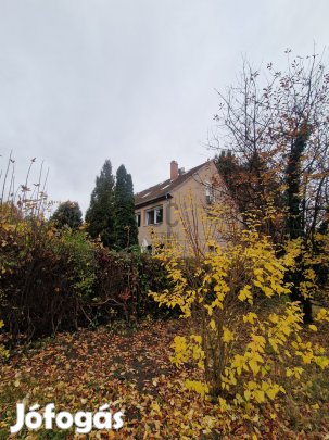 Gödöllőn csendes, kertvárosi környezetben, 3 szobás, erkélyes LAKÁS, g