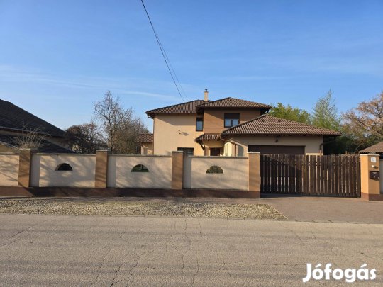 Gödön eladó 245 nm alapterületű 6 szobás, konyha-nappalis családi ház