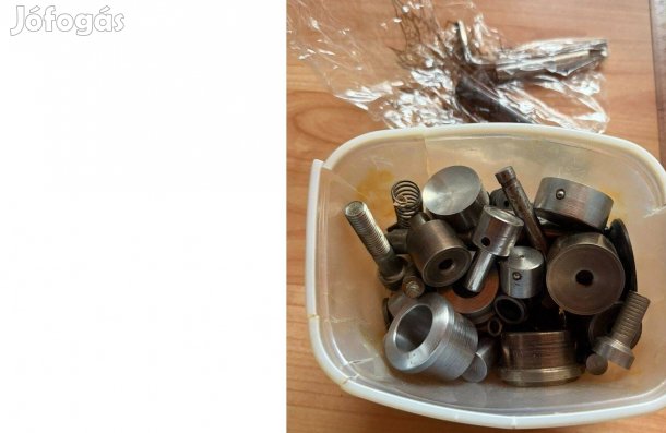 Gombbehúzáshoz készítéshez szerszámok, fejek stb. eladó, patentozó