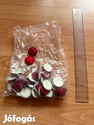 Gombgyártásból plüss színes gombalapok vagy kész gombok hagyatékból