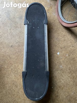 Gördeszka eladó férfi