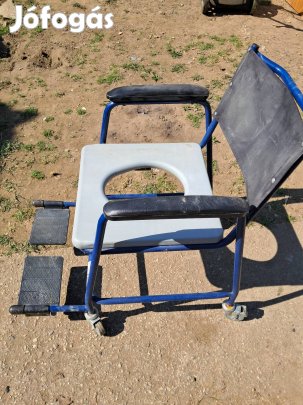 Gördíhető, fékezhető wc lábtartóval