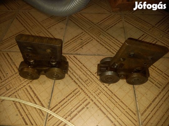 Görgős kapukocsi vas