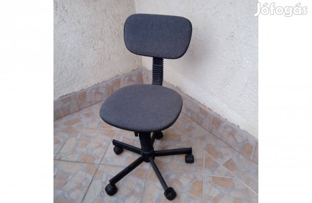 Görgős kerekes irodai szék