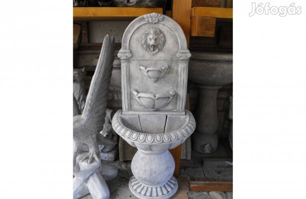 Görög csobogó Mediterrán kerti kút fali vízköpő oroszlán Fagyálló műkő
