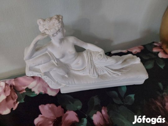 Görög szobor nő alak, díványon fekve Szerintem gipsz kopott