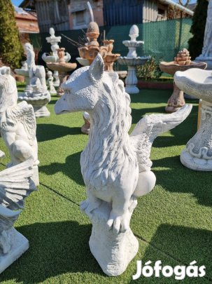 Griff kerti szobor, műkő