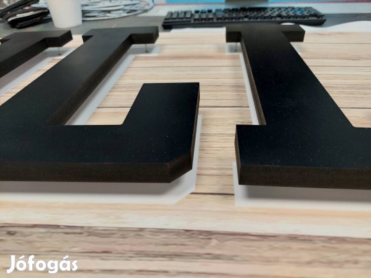 Grill feliratú reklámtábla.