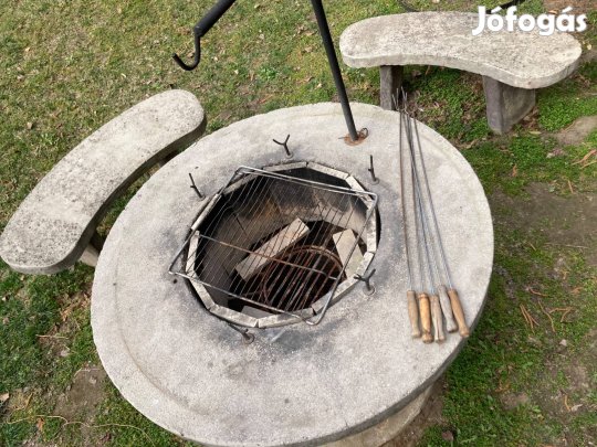Grillező / szalonnasütő garnitúra 3 db pad, bogrács állvány, nyársak