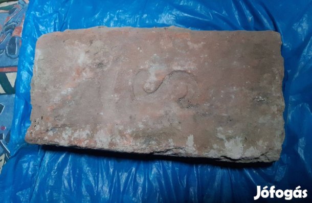 Grófi tégla betűs címeres nagyméretű