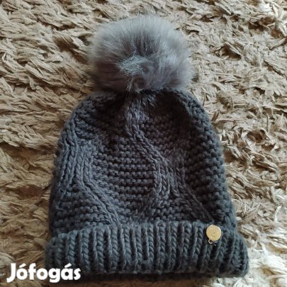 Guess bojtos márkás női kötött sapka