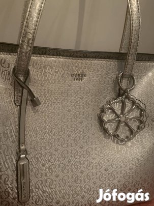 Guess ezüst táska