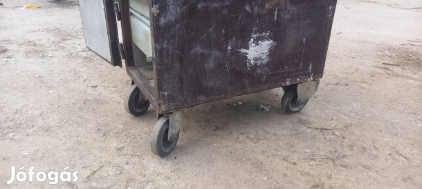 Guruló fiókos műhelykocsi